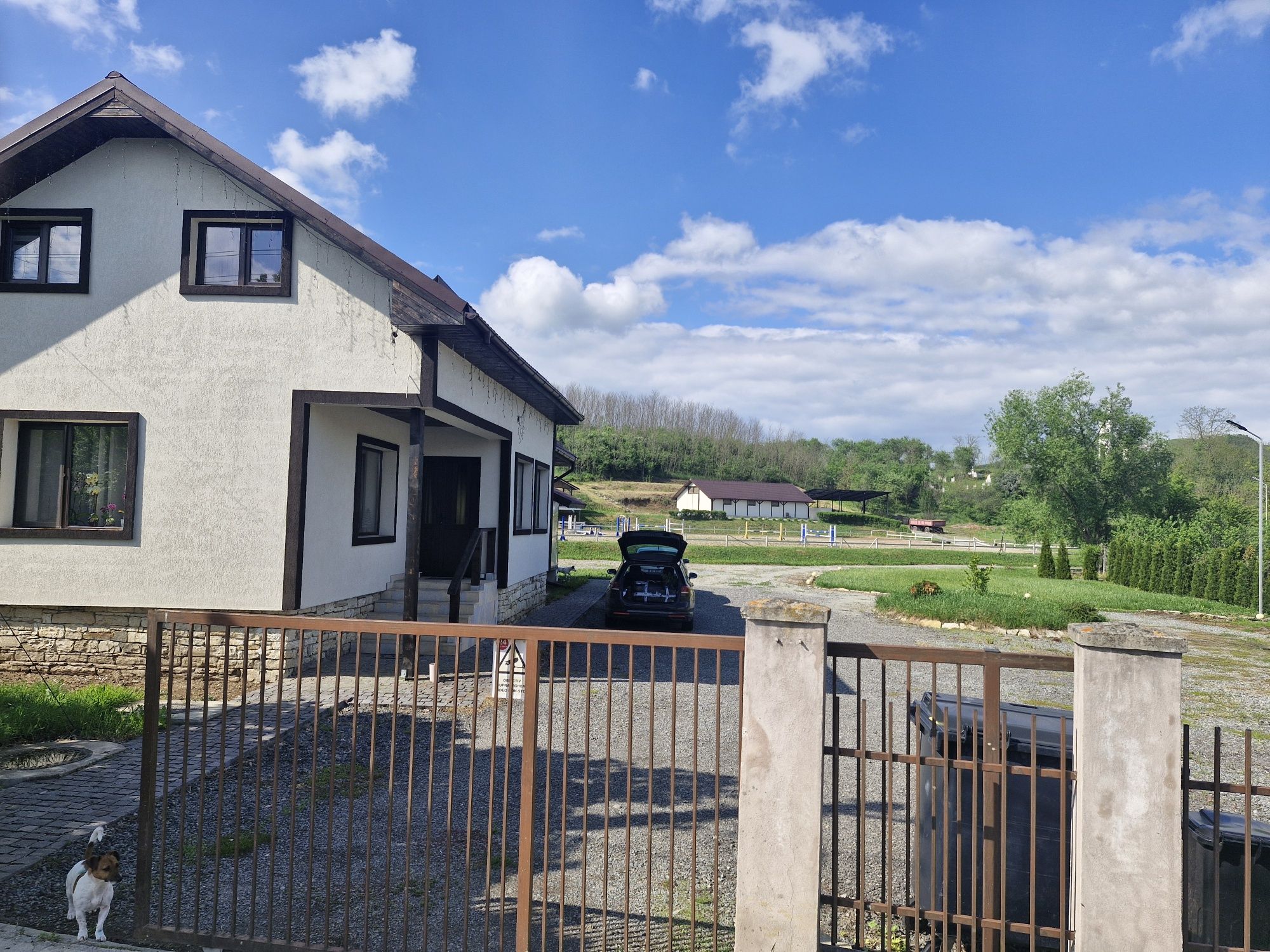 Vand Casa cu anexe