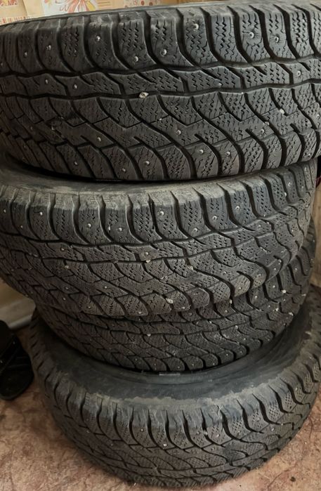 Продам шины шипы зимние 215/65 R16