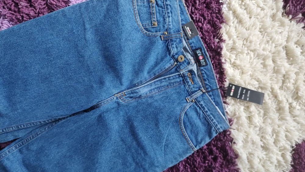 Blugi bărbați ca noi.