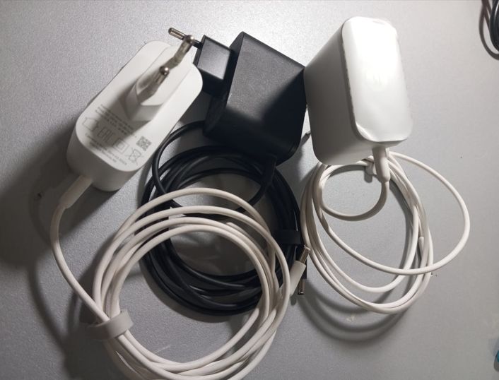 - Оригинал на Алису - блок питания Зарядка