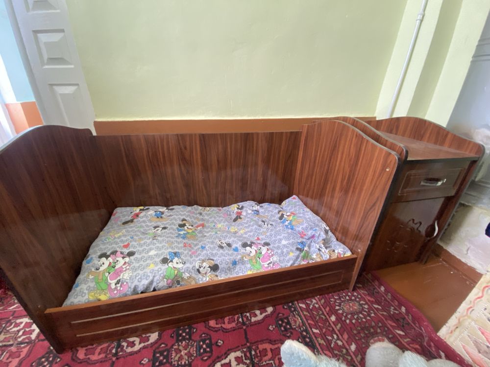 детский кравать 2 та 1та тумбичкаси билан.