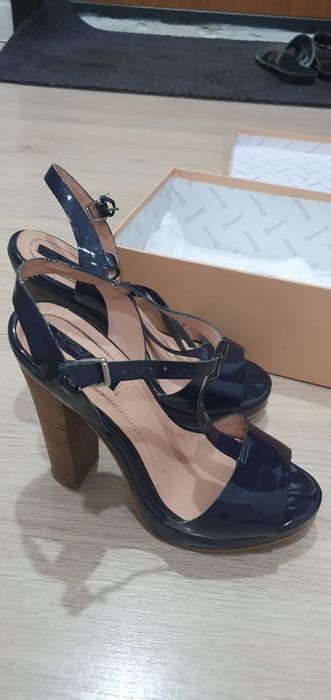 Босоножки лакированная от ZARA