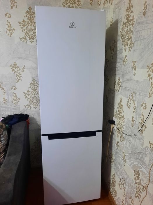 Продам холодильник Indesit