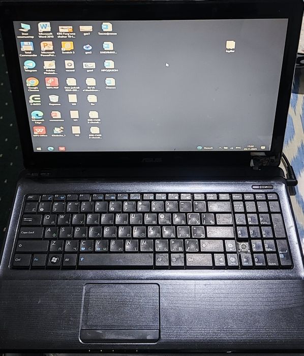 Ноутбук сотилади