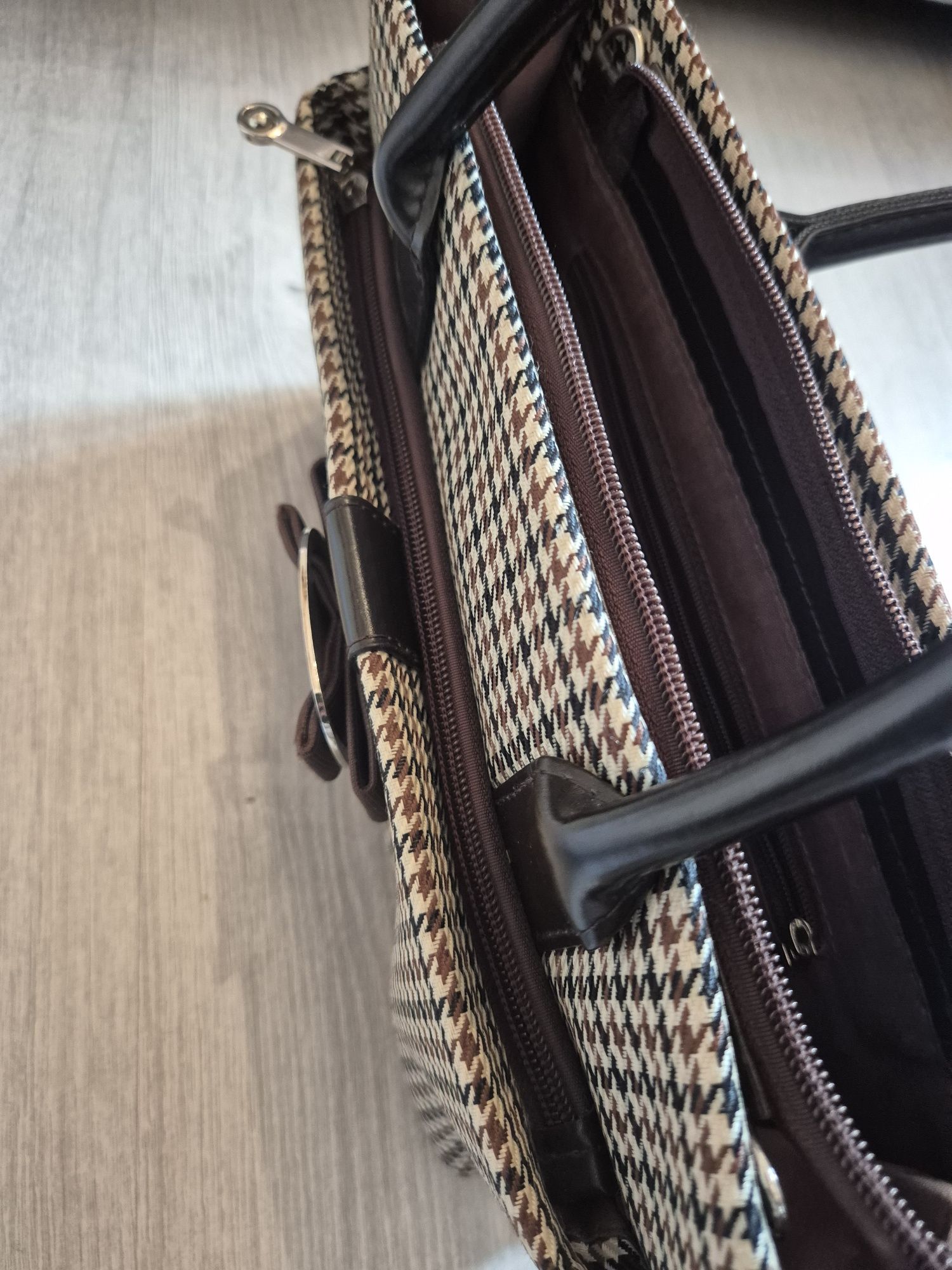 Vând geantă Savatore Ferragamo