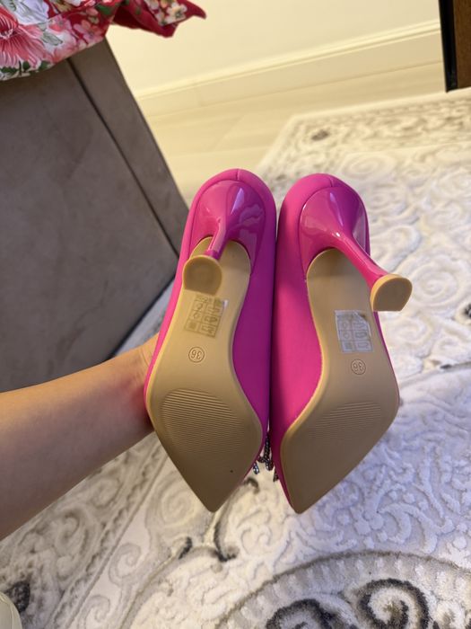 Pantofi noi marimea 36 roz