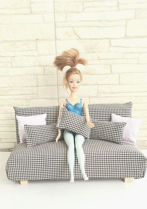 Мини диван за кукли в бяло и черно каре