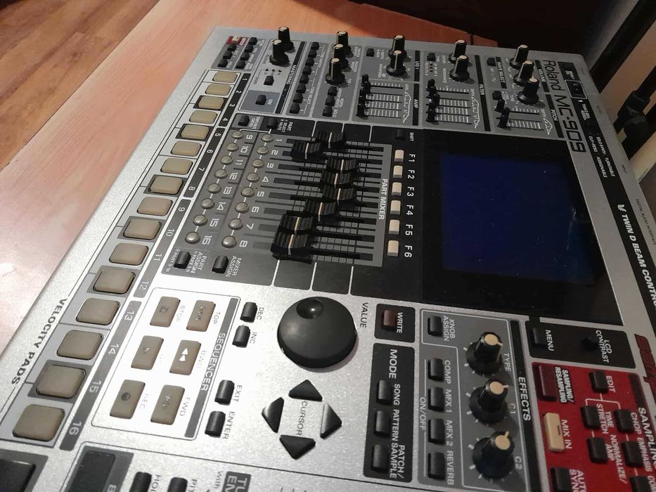 Roland MC-909 Sampling Groovebox