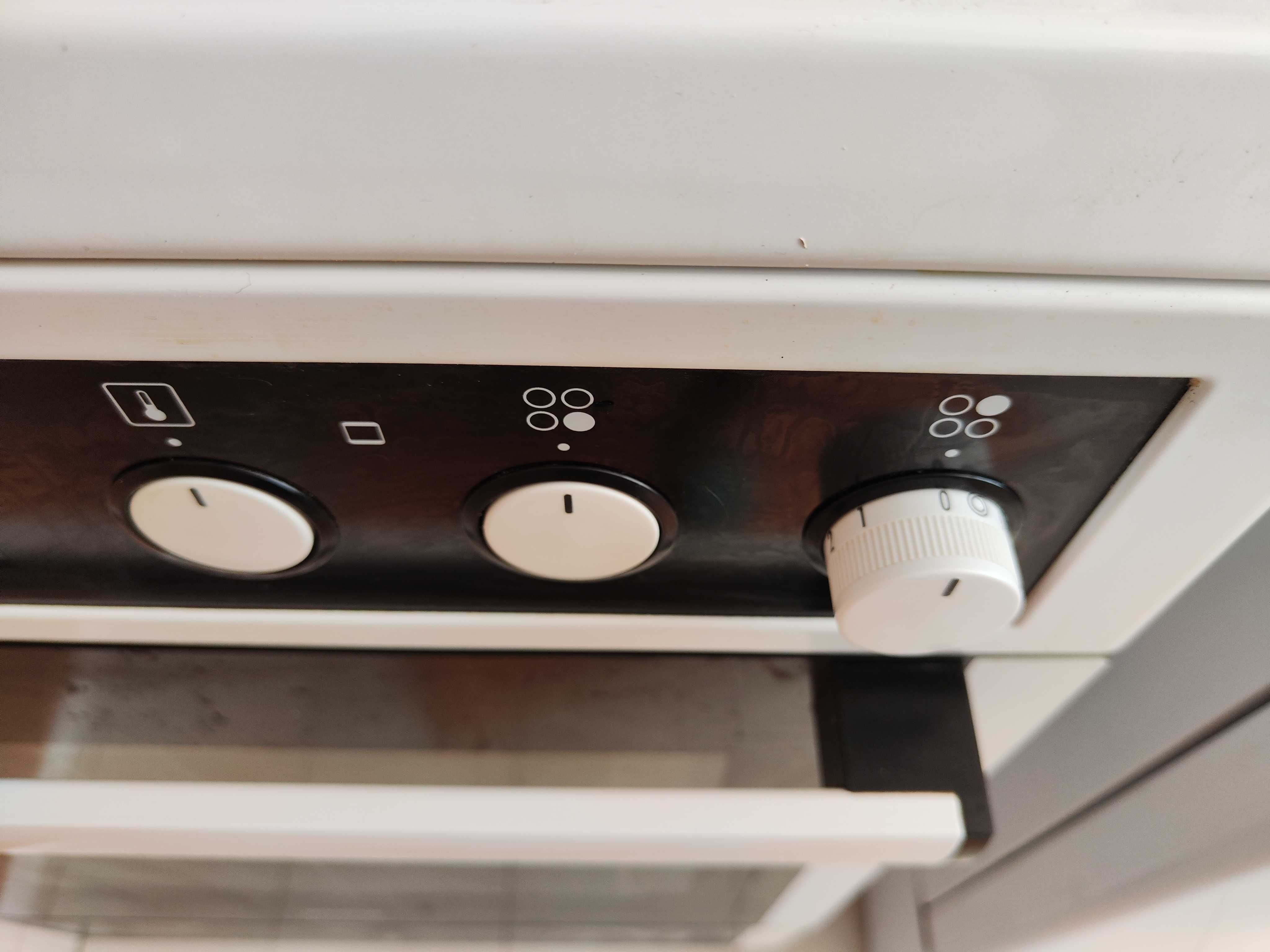 готварска печка Gorenje_керамичен плот котлони 4_2 тави_електр дисплей