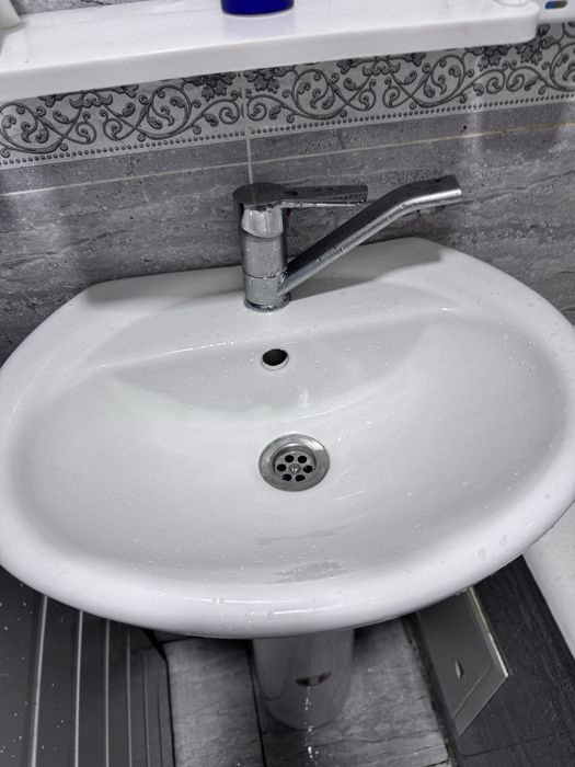 Раковина как новая двже не пользоыались,поставили  и решили поменять