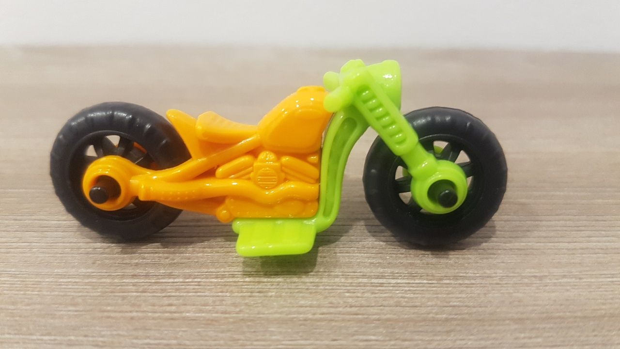 Colecție figurine cu motociclete și skateborguri