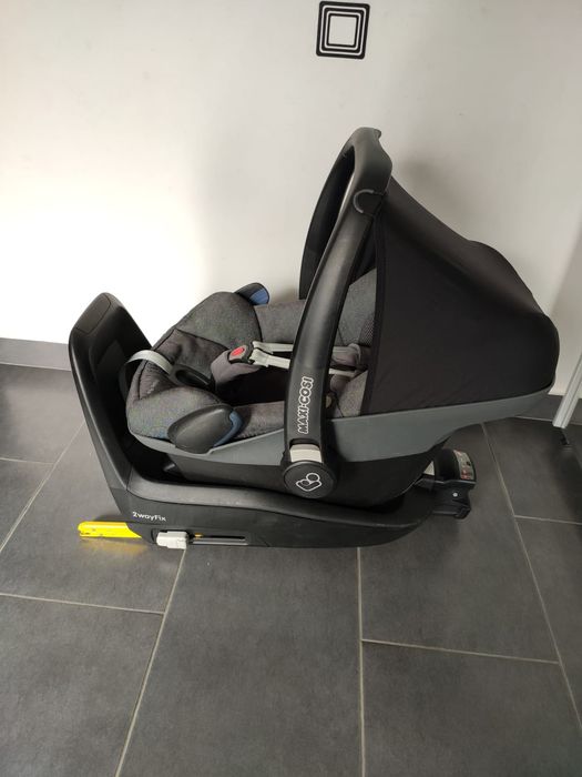 Scoica auto Maxi Cosi Pebble cu baza isofix 2Way Fix