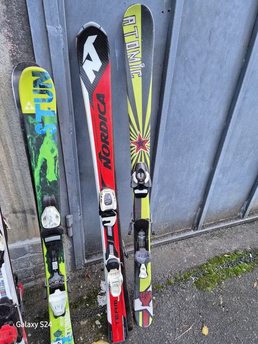 Vând schiurii diferite mărimi