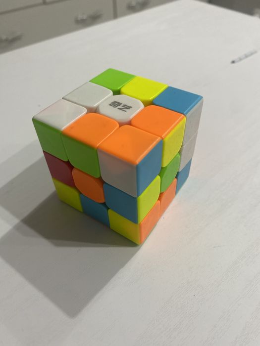 кубик-рубик, новый идеально крутится