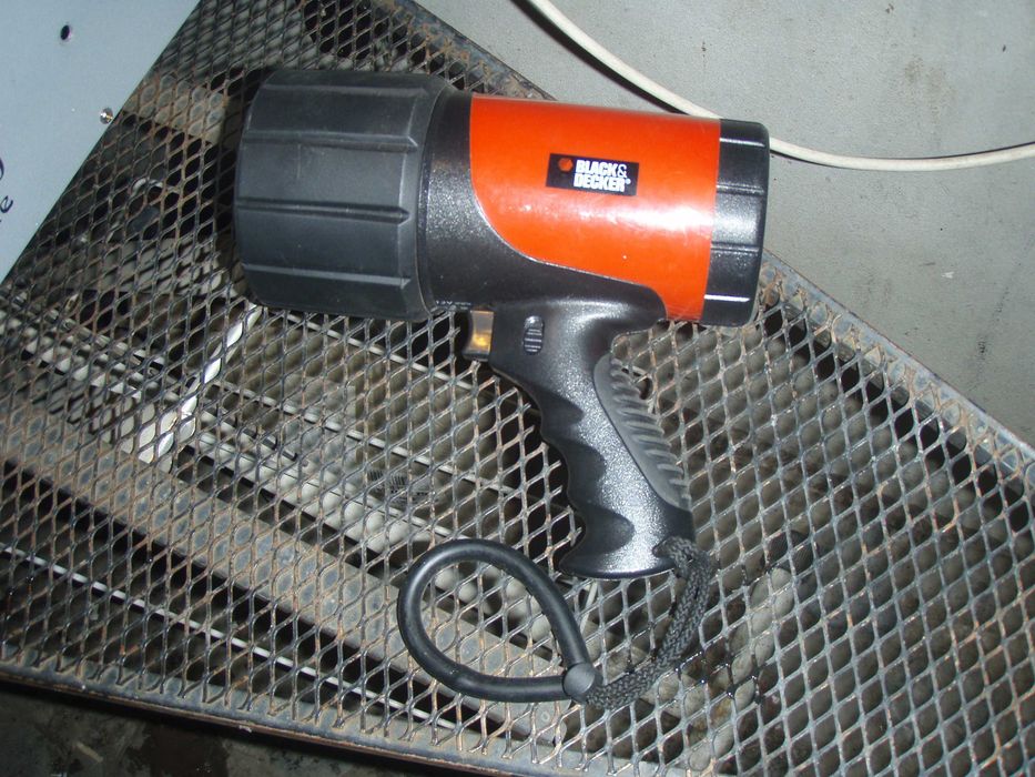 Lanterna cu bec Xeon Black & Decker BDV156, acumulatorul nu mai tine