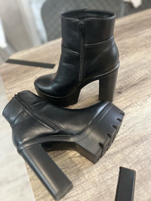 Дамски боти на ток