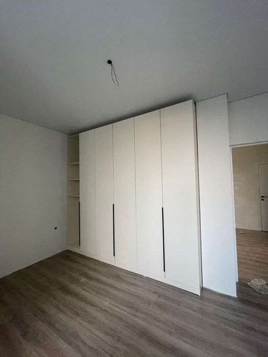Продаю шкаф с двумя тумбочками