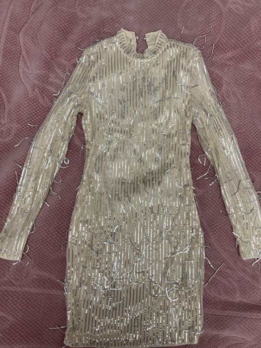 Къса празнична бежово рокля с дълъг ръкав