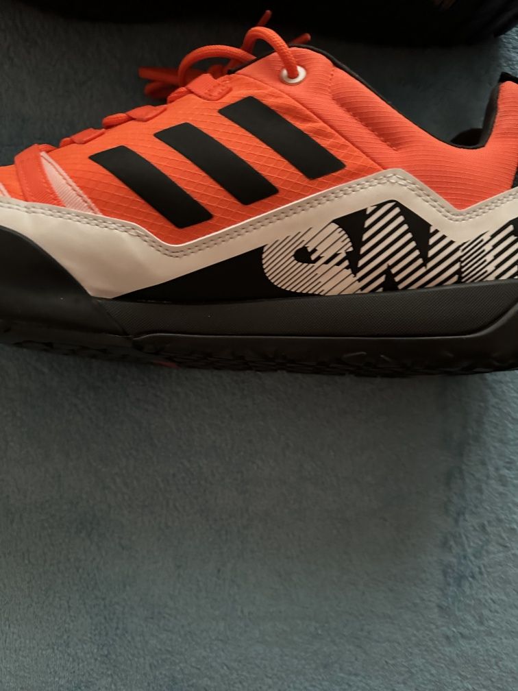 Продавам мъжки Маратонки ADIDAS