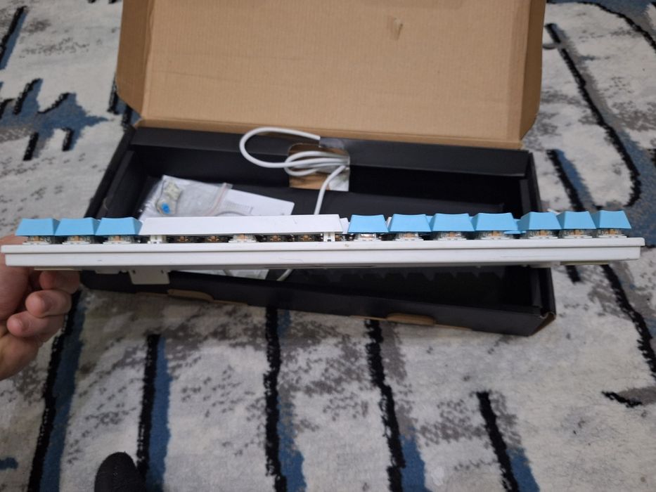 Продаетая механическая клавиатура bajeal k100