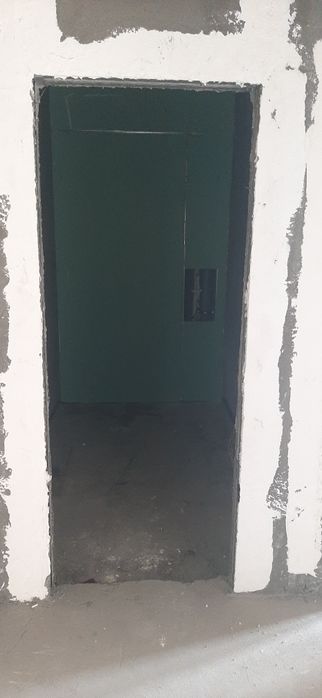 Ko'kcha oq tepada 2 xona uy sotiladi. Qora suvoq, xonalarga bo'lingan.