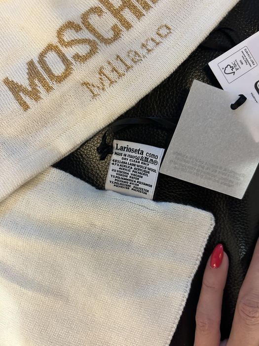 Чисто нов комплект шал и шапка Love Moschino