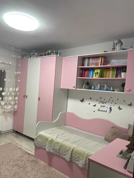 Mobilier complet pentru fetiță-alb și roz în stare excelentă