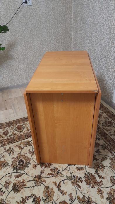 Продам стол книжку, раскладывается на 2 метра примерно, без царапин