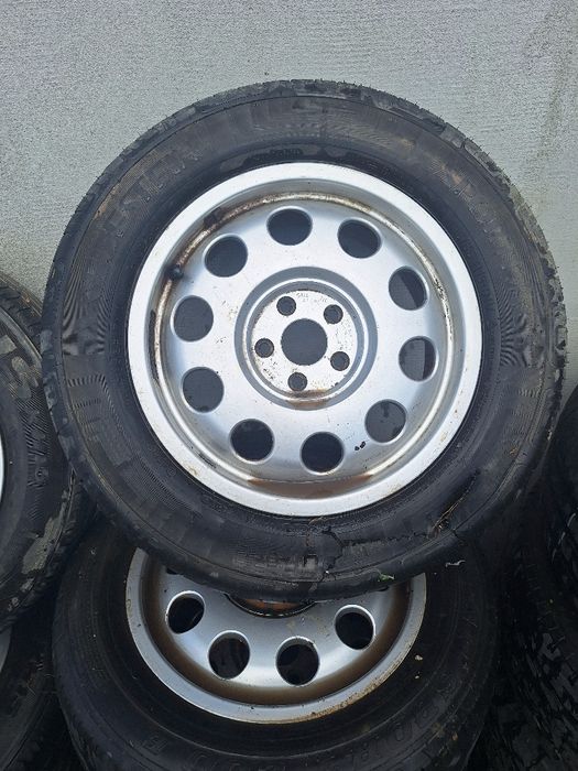 Buna ziua ! Vand urgent  patru   seturi de  jeante  pe 15 cu anvelope