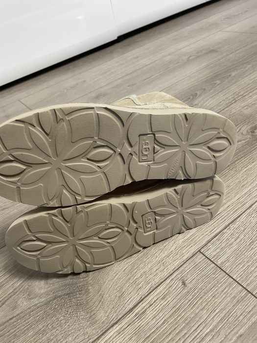 Vand Ugg37, culoare auriu