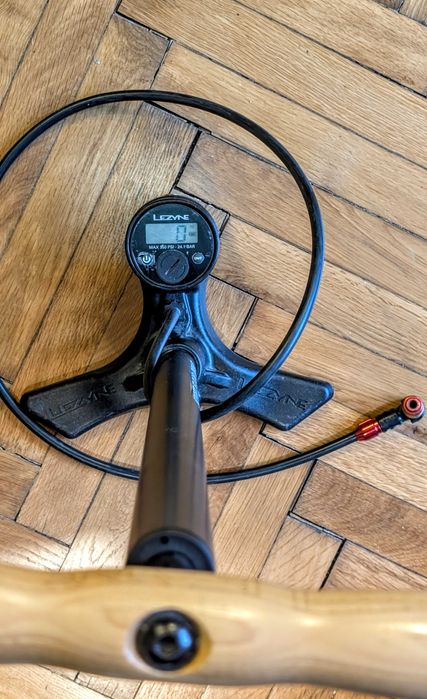 Pompă profesională Lezyne Sport Floor Drive 220PSI