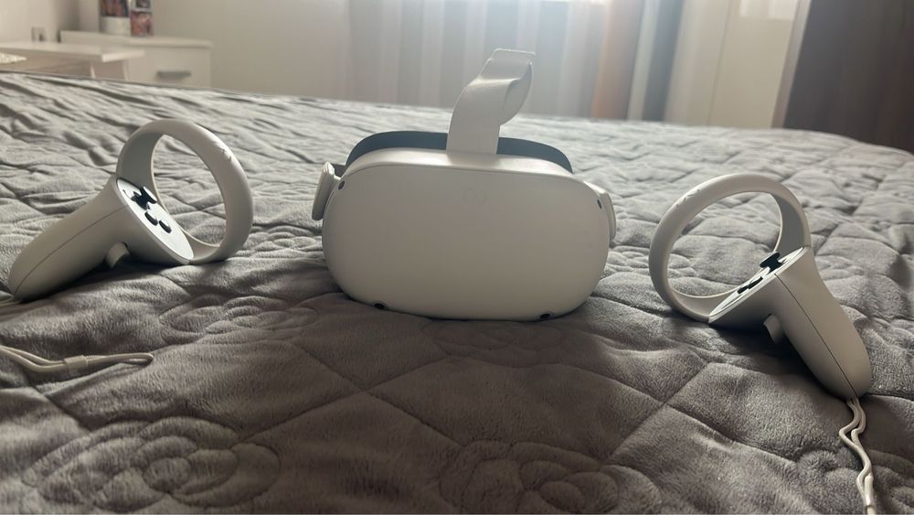 Vând ochelari Oculus Quest 2