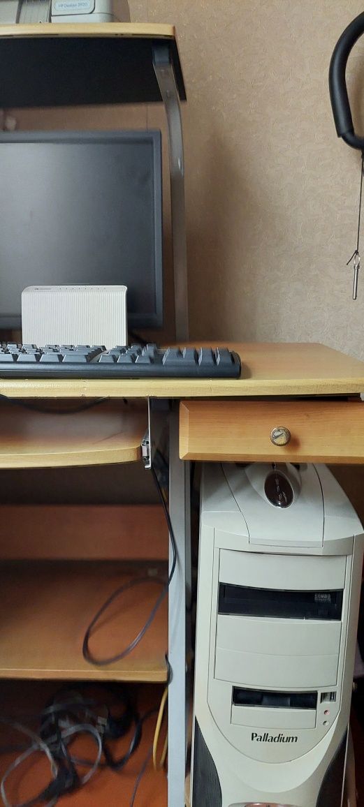 Продаю стол компьютерный в месте компьютером