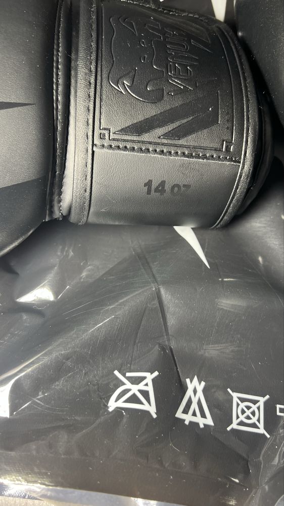 Venum 14oz боксови ръкавици чисто нови