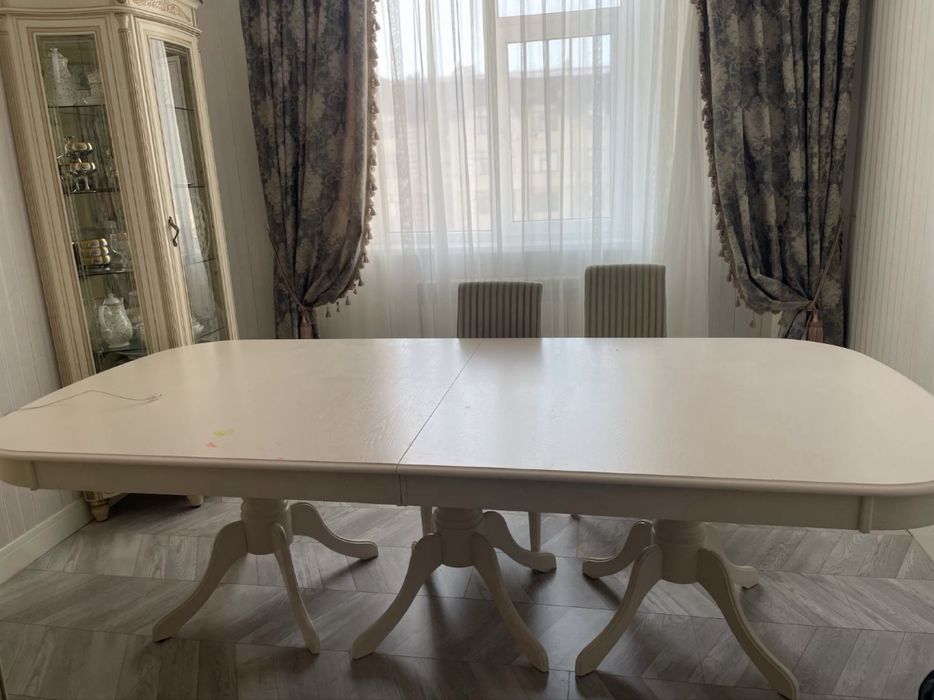 Продается стол со стульями, витринный холодильник микроволновка