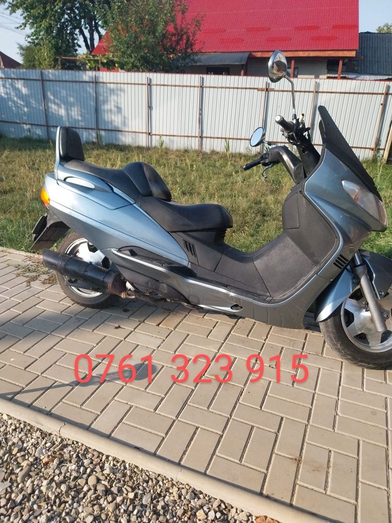 Moto Suzuki 250 cm³ acte la zi