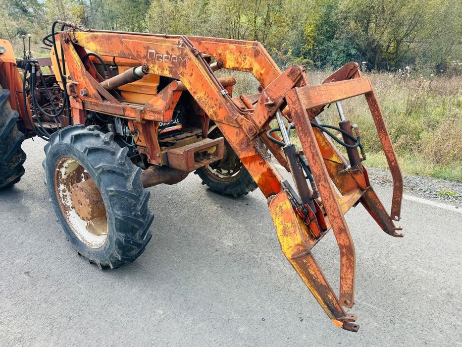 Încarcator Frontal Tractor Fiat în 4 cilindri Recent Adus