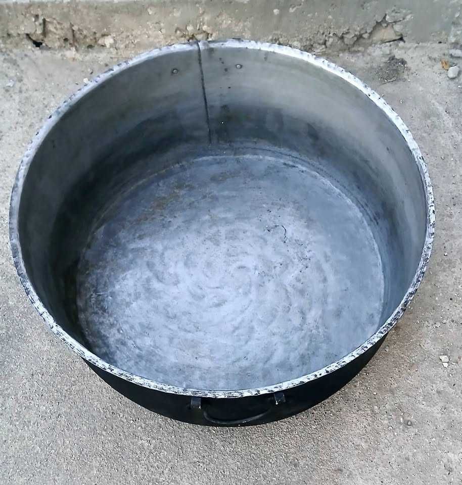 Много голяма кръгла тава с дръжки