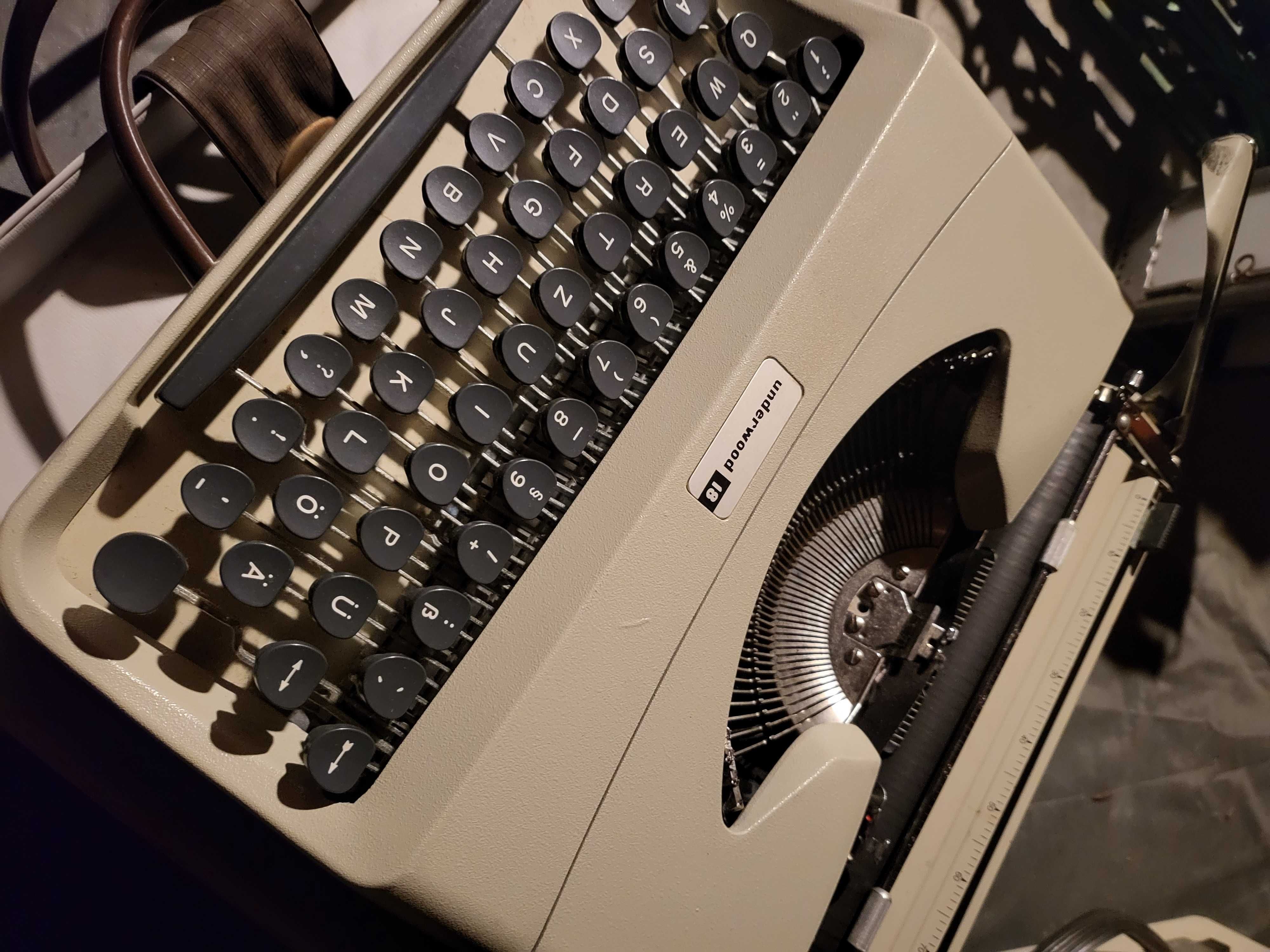 Masina de scris slim