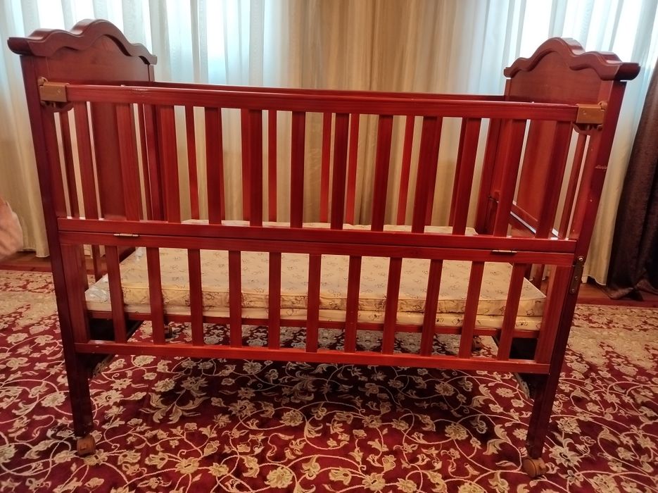 Срочно! Детская кровать с детским стулом