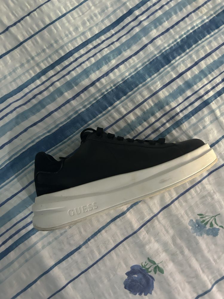 vand adidasi guess elbina