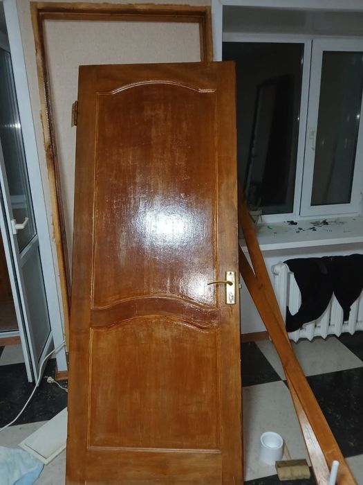 Деревянная дверь 2 на 80 в нормальном состоянии