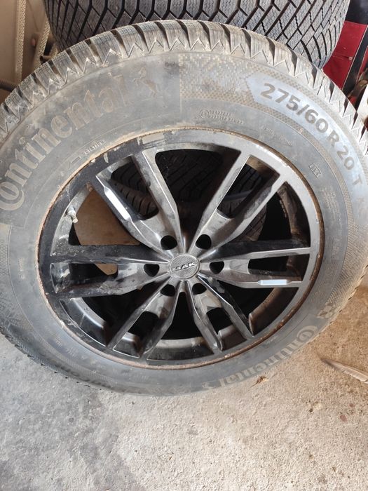 Vând jenti cu cauciucuri noi Continental..