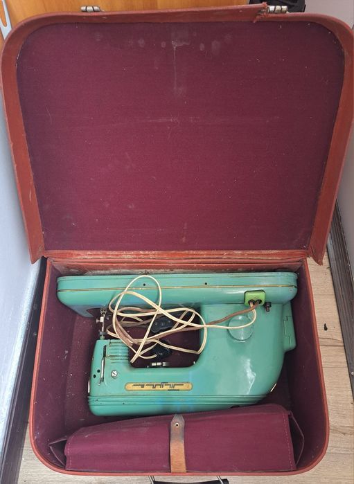 Mașina de cusut vintage Tula URSS electrică