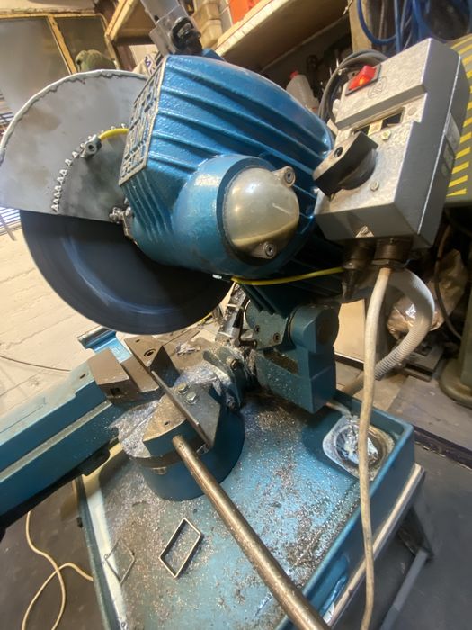 Circular debitat metal