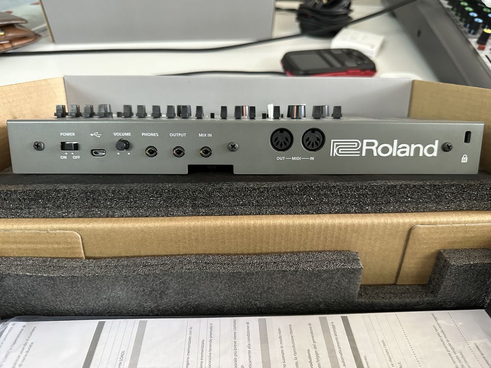 Sintetizator Roland SH-01A - Sunet clasic, performanță modernă