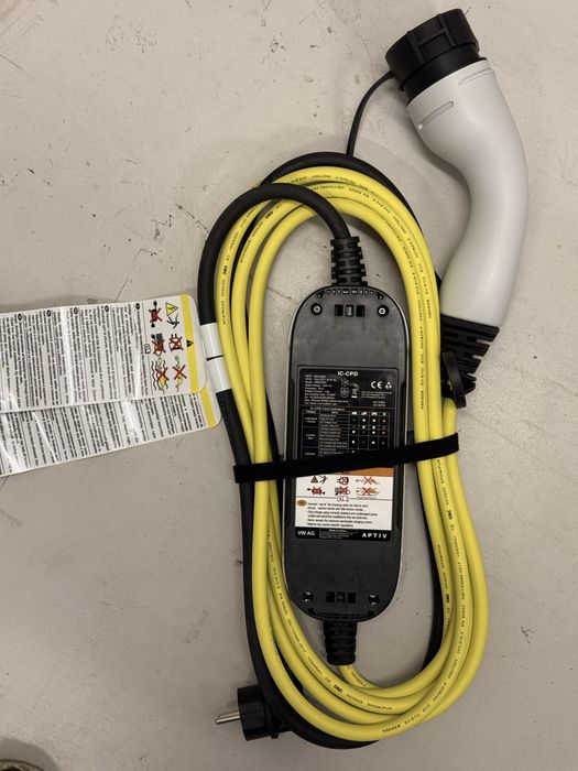 ЧИСТО НОВА Зарядна станция VW 10А Type2 1EA 971 675 AL