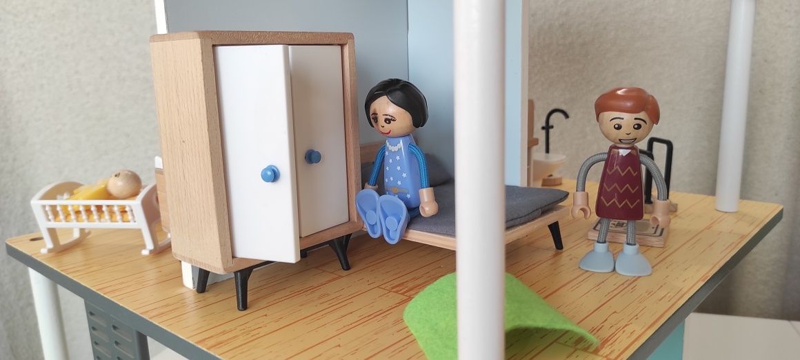 Къща за кукли с мебели и семейство