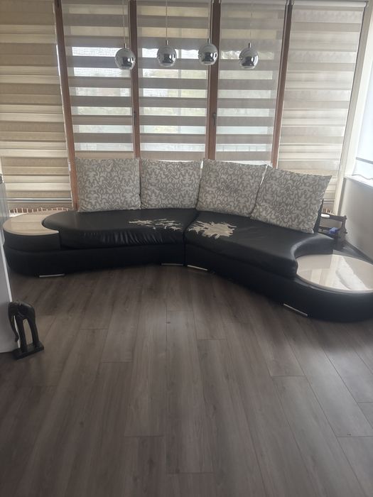 Кожен диван от две части идеален за голям хол