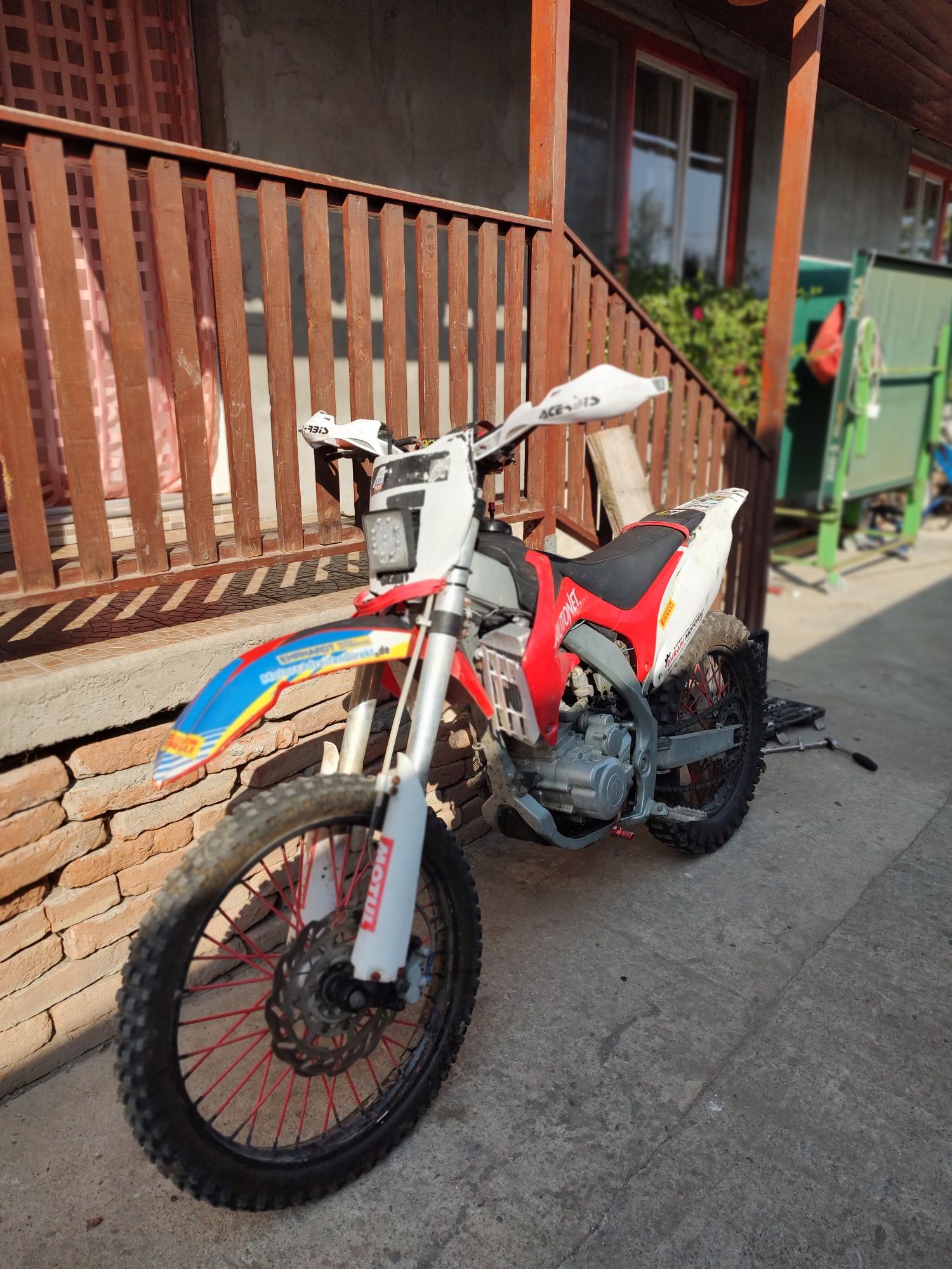 Enduro 250cc akrapovic